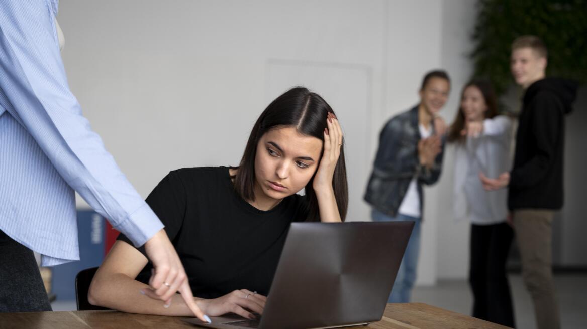 Πώς να διαχειριστείτε στη δουλειά έναν υπεύθυνο που προσπαθεί συνεχώς να σας ελέγξει
