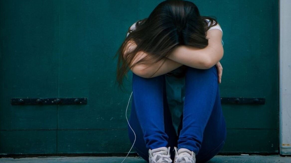 Χειροπέδες σε τρεις ανήλικες που χτύπησαν 14χρονη έξω από Γυμνάσιο στη Θεσσαλονίκη