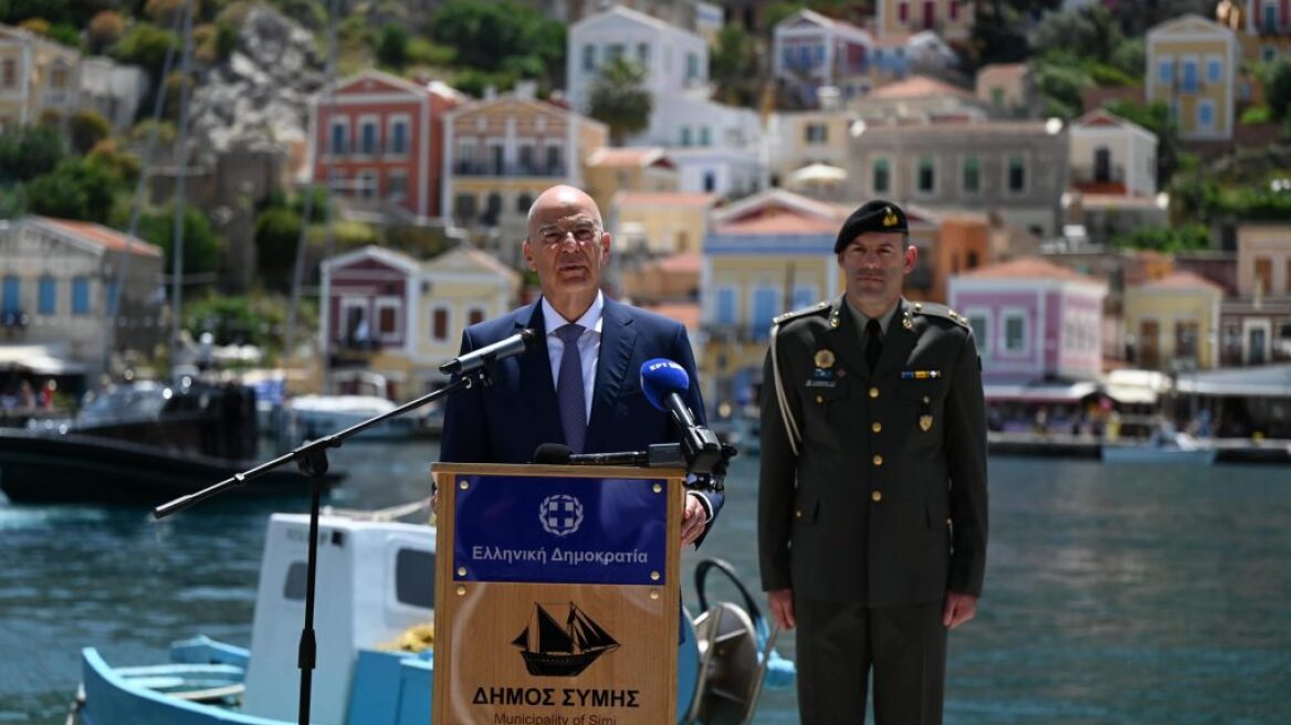 Δένδιας από Σύμη: Μη εθνικά δυνατό ή συνταγματικά επιτρεπτό η Ελλάδα να παραιτηθεί από κυριαρχικά της δικαιώματα