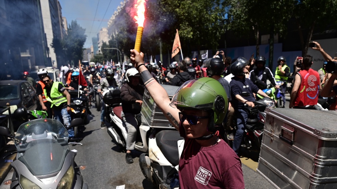 Μοτοπορεία από τους ντελιβεράδες στο κέντρο της Αθήνας - Δείτε βίντεο