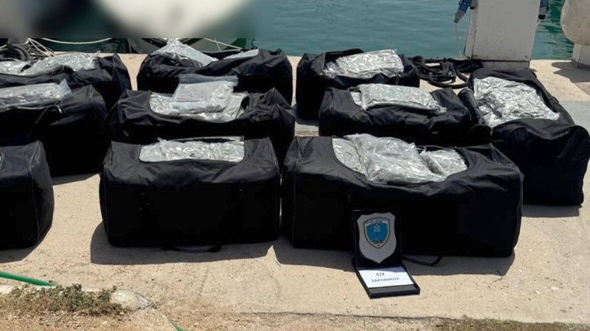 Γλυφάδα: Βρήκαν 194 κιλά κάνναβης σε ταχύπλοο σε παραλία - Δείτε φωτογραφίες
