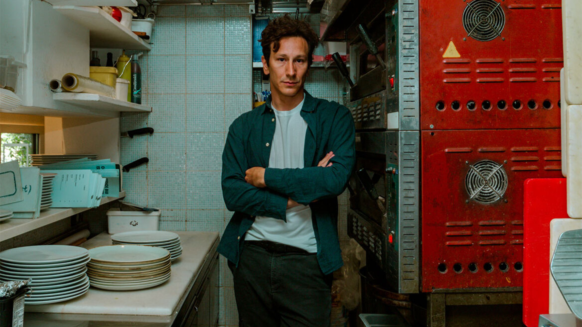 Ο Γιώργος Κουτλής σκηνοθετεί τον Μιχάλη Σαράντη στην «Κουζίνα» του Άρνολντ Γουέσκερ