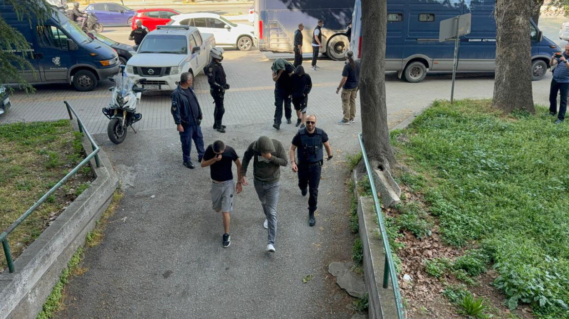 Ελεύθεροι υπό όρους οι 13 ανήλικοι μέλη της εθνικιστικής οργάνωσης στη Θεσσαλονίκη - Τι υποστήριξαν στις απολογίες τους