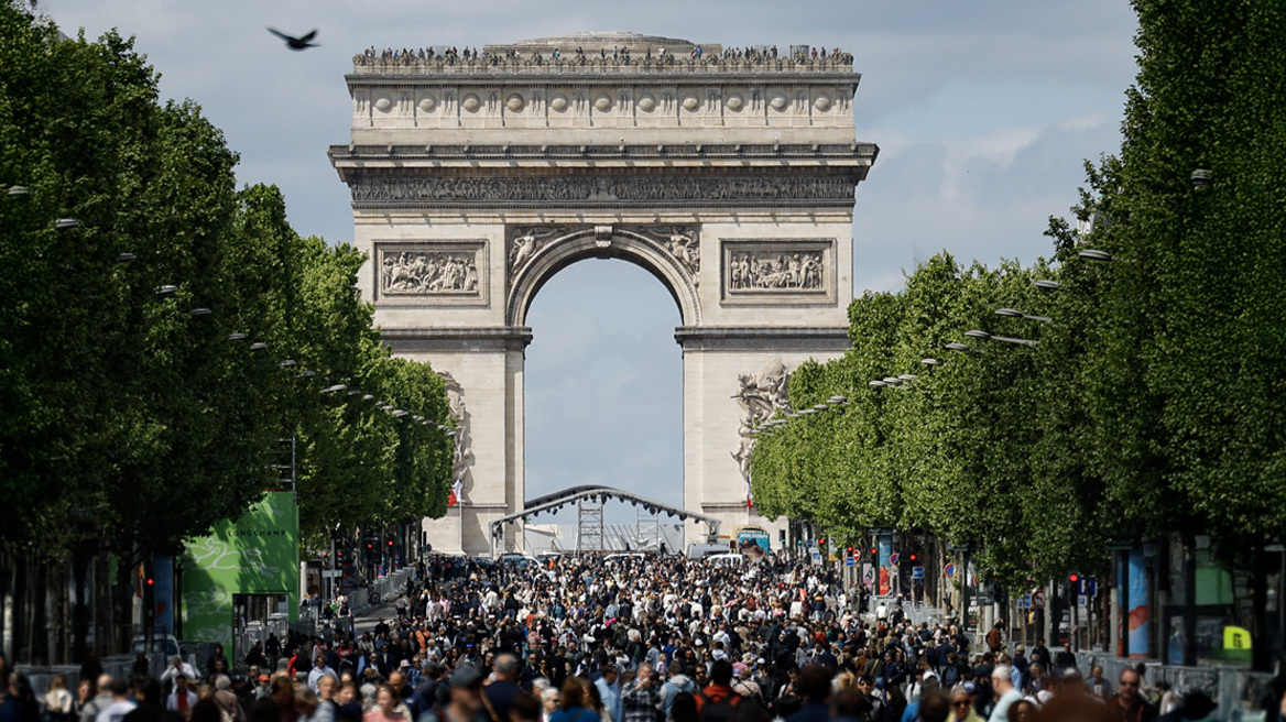 Δημοφιλέστερος πολιτικός ο Μπαρντελά στη Γαλλία, σύμφωνα με δημοσκόπηση - Επτά στους 10 δηλώνουν ανασφαλείς για το συνταξιοδοτικό τους