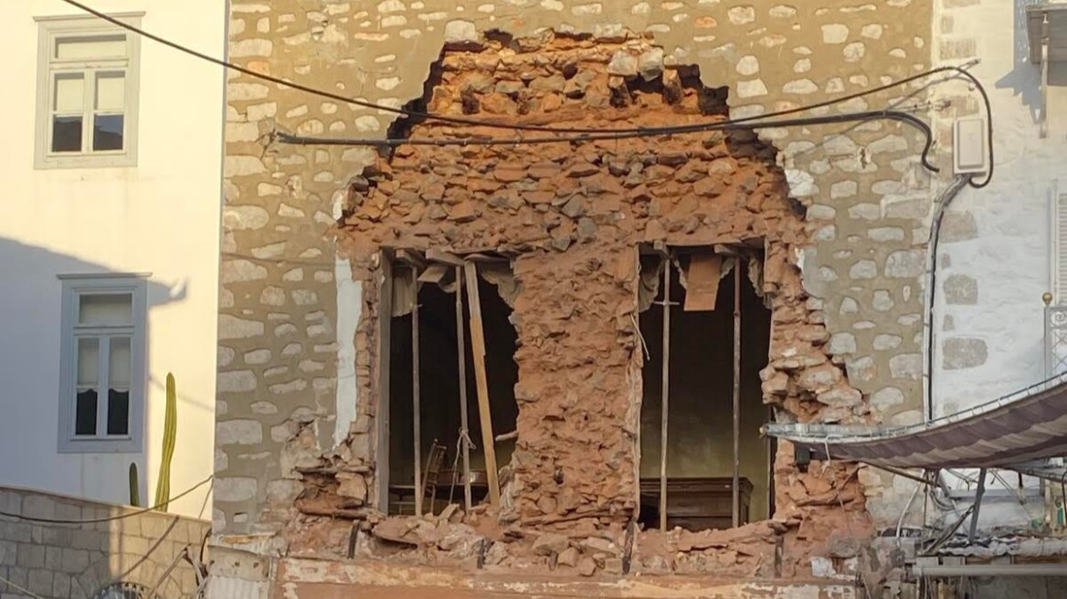 Κατέρρευσε πρόσοψη ετοιμόρροπου κτιρίου στο λιμάνι της Ύδρας - Δείτε φωτογραφίες