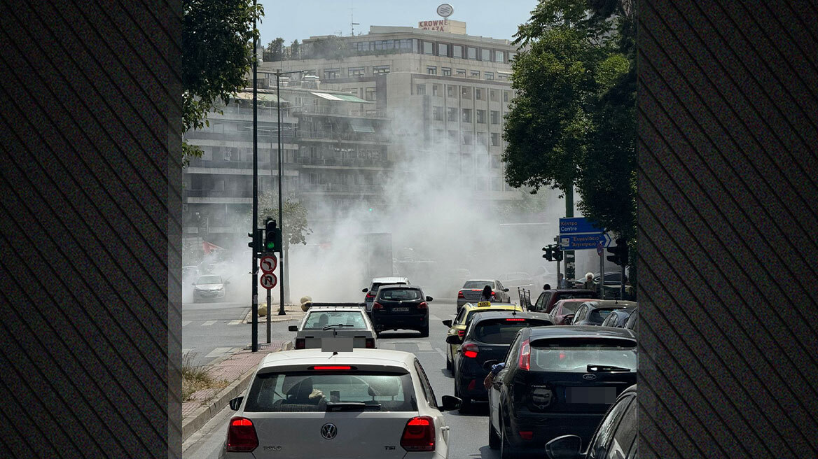 Όχημα «πνίγηκε» στους καπνούς στη Μιχαλακοπούλου - Δείτε βίντεο