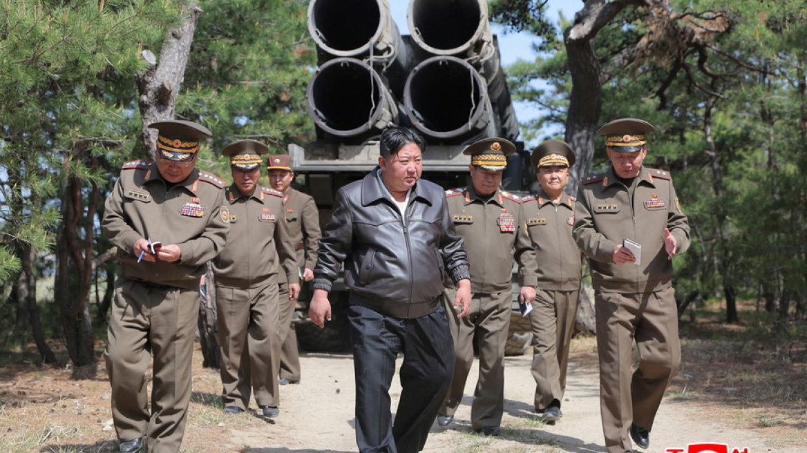 Ο Κιμ Γιονγκ Ουν επισκέφθηκε τη ρωσική πρεσβεία στην Πιονγκγιάνγκ για να τιμήσει την Ημέρα της Νίκης