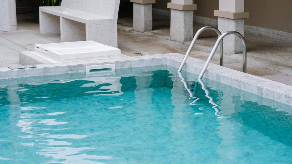 Ένοχη η ναυαγοσώστρια για τον πνιγμό 3χρονου σε πισίνα ξενοδοχείου στη Ρόδο το καλοκαίρι του 2020
