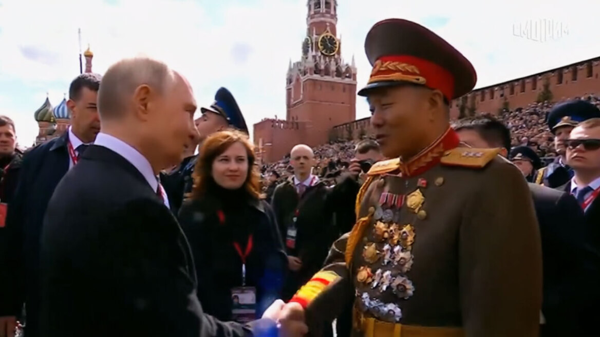 Βίντεο: Η στιγμή που ο Πούτιν πηγαίνει προς τον Βορειοκορεάτη στρατηγό και... τον αγκαλιάζει