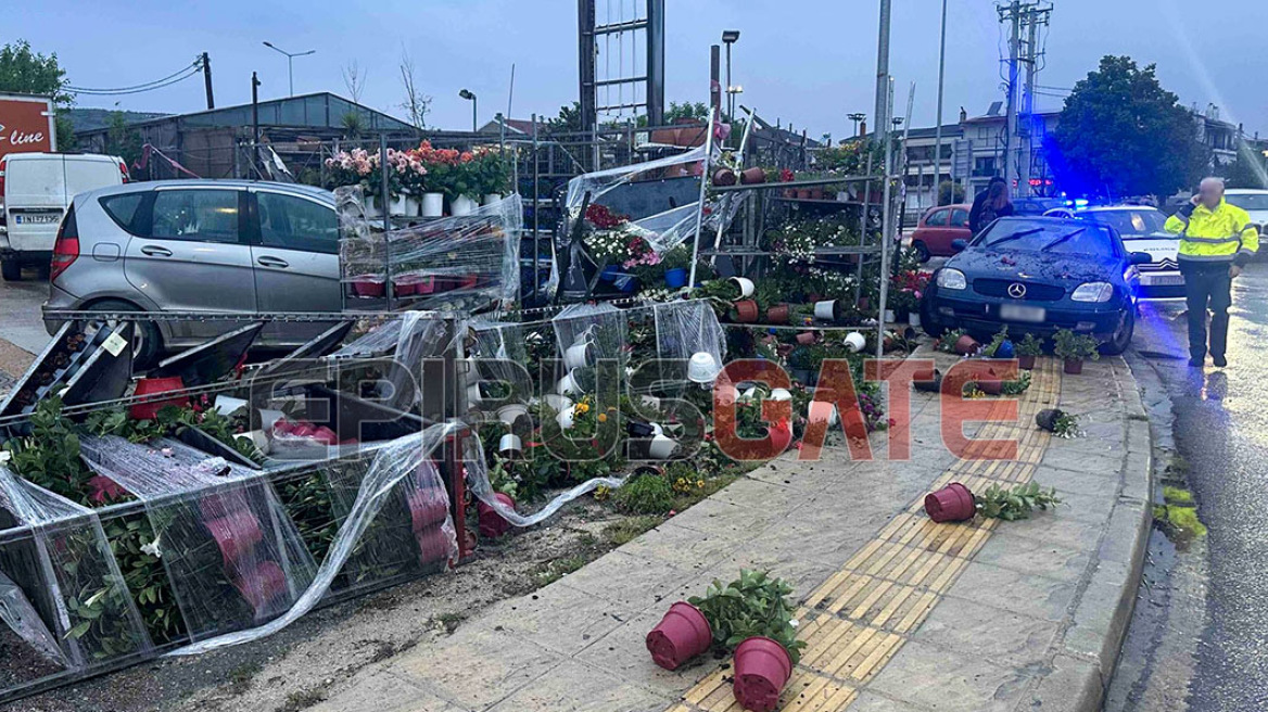 Οδηγός έχασε τον έλεγχο του οχήματος στα Ιωάννινα, καβάλησε πεζοδρόμιο και διέλυσε ράφια - Δείτε φωτογραφίες