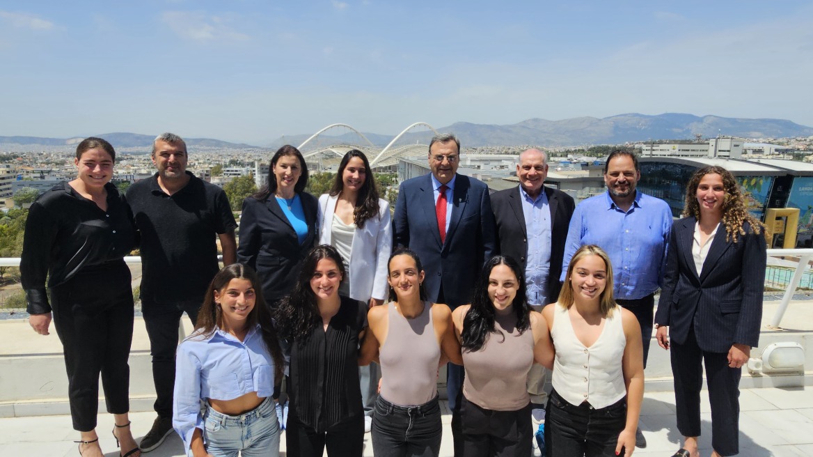 H EΟΕ υποδέχτηκε τα «χρυσά» κορίτσια της εθνικής πόλο - Παυλίδης: Στόχος μας το μετάλλιο στο Λος Άντζελες - Βίντεο