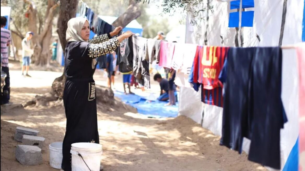 Οι μαμάδες της Σιέρα Λεόνε που έβαλαν κυριολεκτικά τα θεμέλια για τη βελτίωση της εκπαίδευσης των παιδιών τους