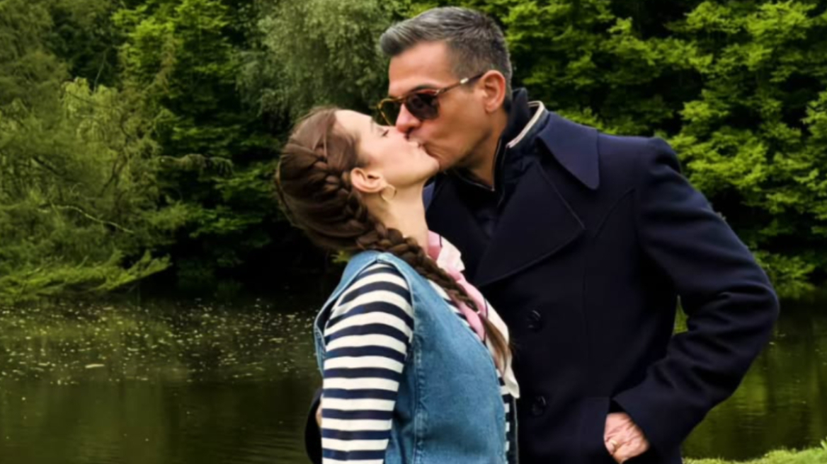 Νατάσσα Μποφίλιου: Το φιλί με τον σύζυγό της - Η φωτογραφία που δημοσίευσε η τραγουδίστρια στο Instagram