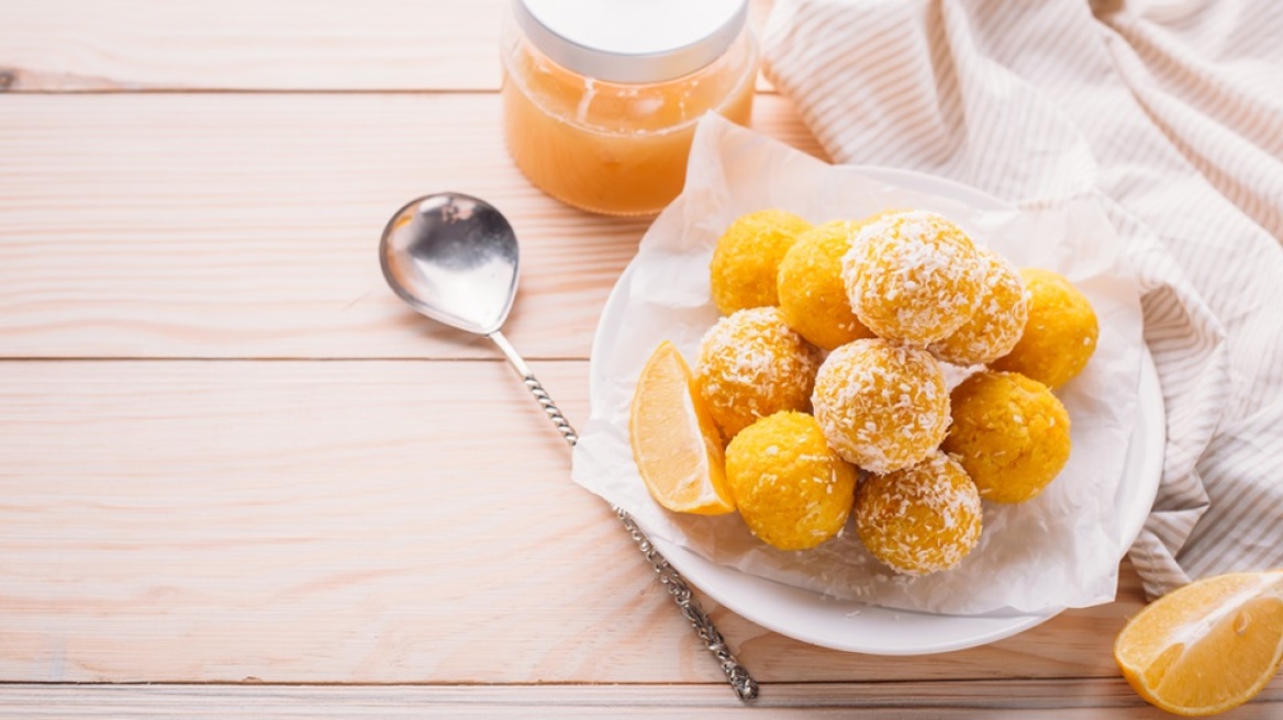 Φτιάχνουμε τρουφάκια λεμονιού με μόλις 5 υλικά
