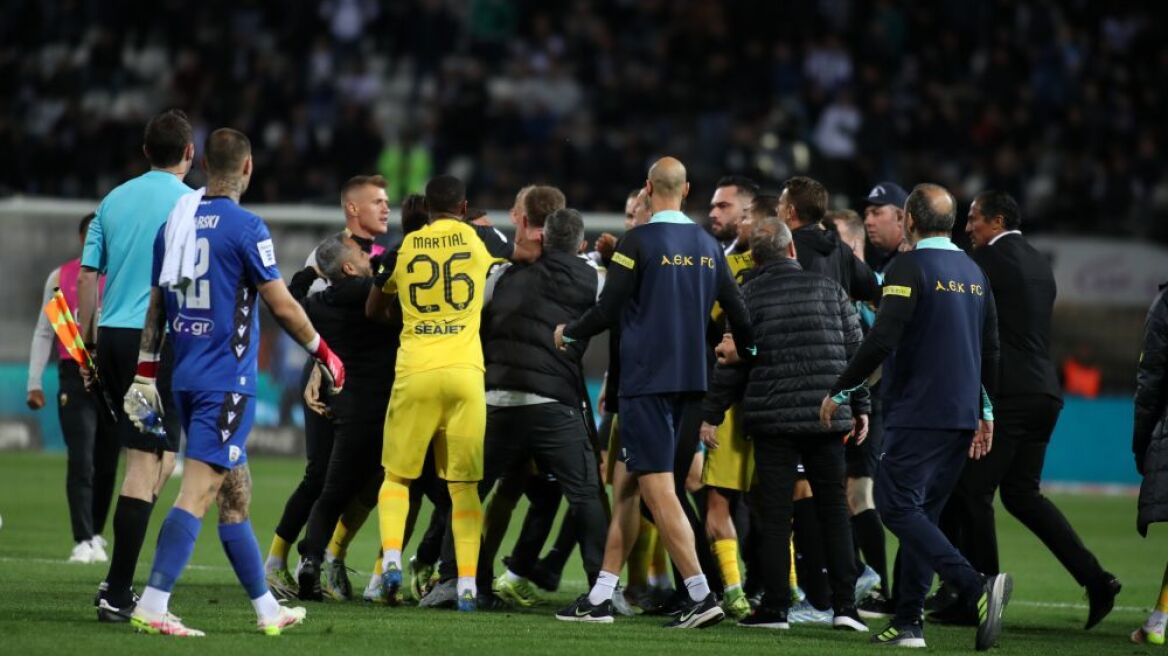 ΠΑΟΚ-ΑΕΚ: Ένταση στο φινάλε του ημιχρόνου με Κεντζιόρα-Λαμέλα