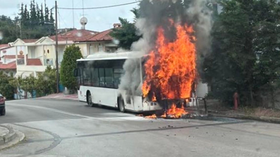 Θεσσαλονίκη: Φωτιά σε λεωφορείο στο Πανόραμα - Δείτε βίντεο