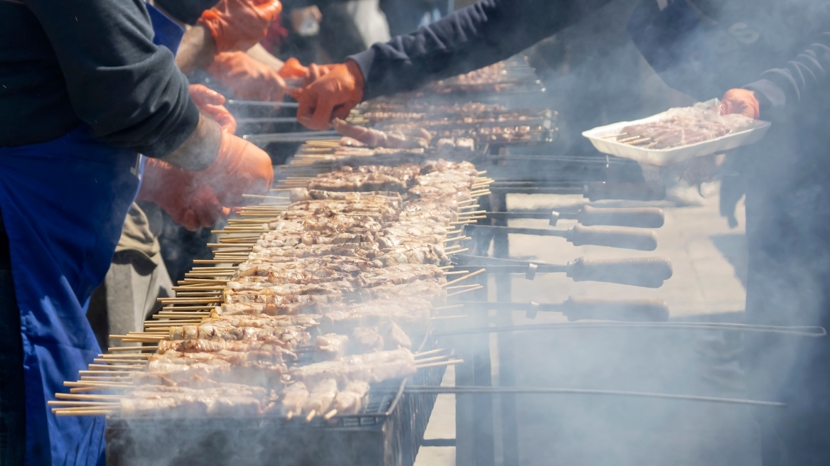 Καμία νέα νομοθετική ρύθμιση που να απαγορεύει τις ψησταριές στα πανηγύρια, σύμφωνα με κυβερνητικές πηγές 