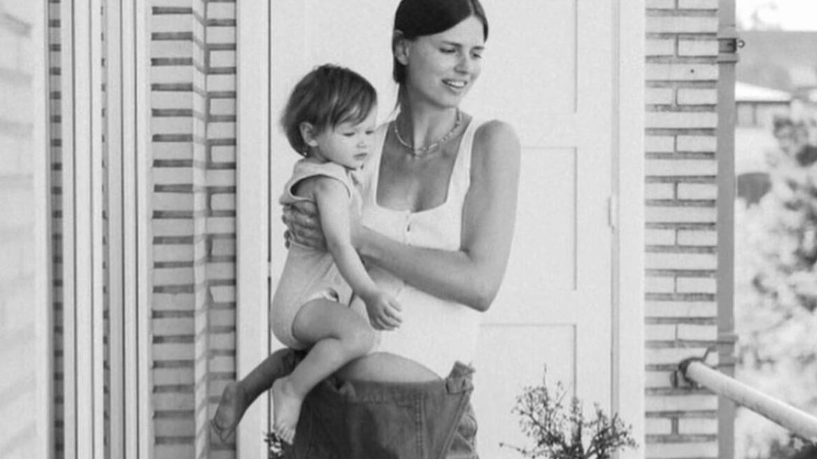 Mom style: Πέντε ρούχα και αξεσουάρ που αγαπήθηκαν από τις μαμάδες