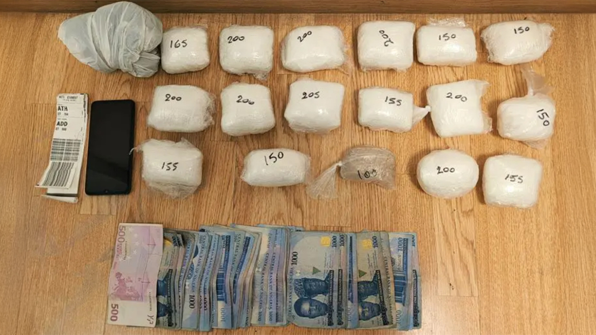 Χειροπέδες σε 28χρονο στο «Ελ. Βενιζέλος» - Είχε κρύψει 2,8 κιλά κοκαΐνη μέσα σε σακούλες με αποξηραμένες γαρίδες

