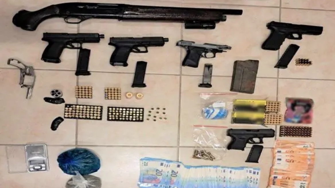 Τέσσερις συλλήψεις για ναρκωτικά, όπλα και επιθέσεις εναντίον αστυνομικών σε Αθήνα και Αχαΐα