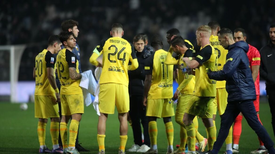 Ο Αλμέιδα αποχαιρέτησε τους παίκτες της ΑΕΚ μετά το ματς με τον ΠΑΟΚ