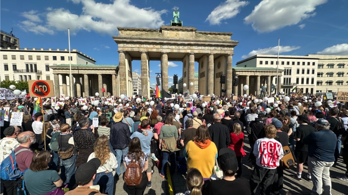 Διαδηλώσεις υπέρ της απαγόρευσης της «εξακριβωμένα ακροδεξιάς» AfD σε όλη τη Γερμανία 