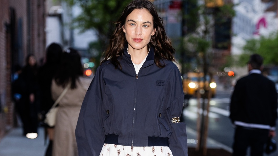 Η Aλέξα Τσανγκ φόρεσε τον νέο αγαπημένο συνδυασμό της μόδας
