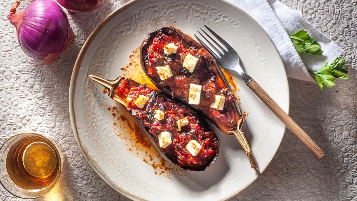 Η συνταγή της ημέρας. Μελιτζάνες στον φούρνο με ντομάτα, κρεμμύδι και φέτα. Το μενού της εβδομάδας (12/5 έως 18/5)