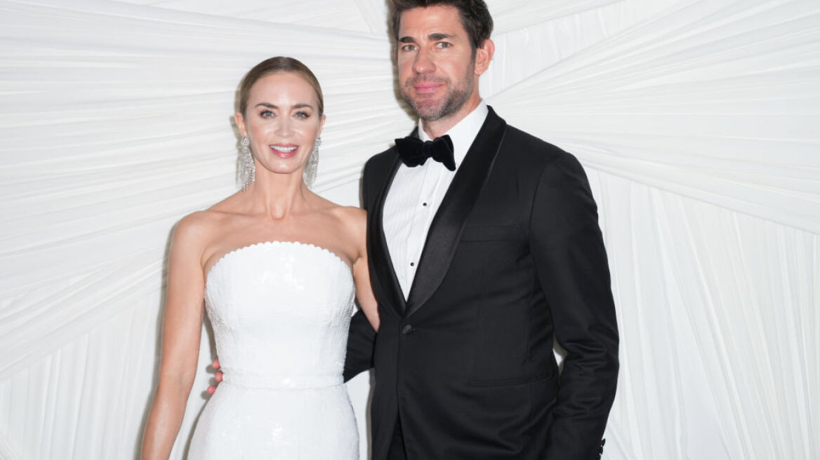 O John Krasinski αποκάλυψε πως είχε δει την ταινία της γυναίκας του, Emily Blunt, 70 φορές πριν γίνουν ζευγάρι
