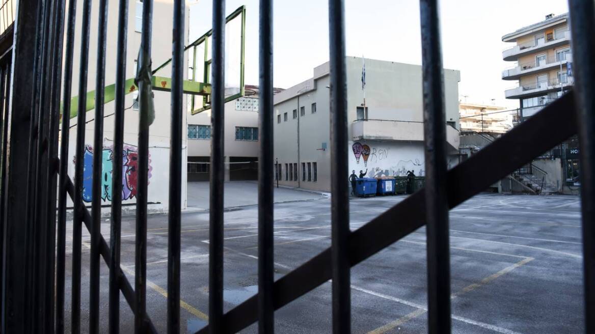 Συνέλαβαν πέντε ανήλικους για επίθεση με γροθιές σε 14χρονο έξω από σχολείο στον Ασπρόπυργο