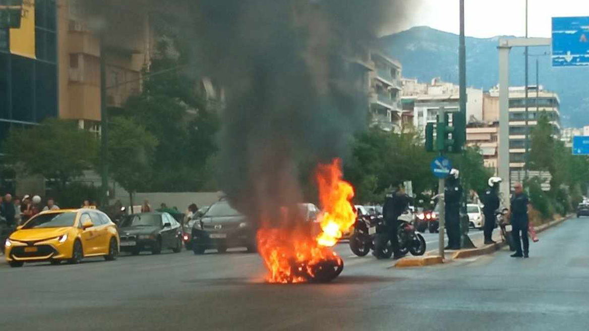 Μηχανή τυλίχτηκε στις φλόγες στην Αλεξάνδρας - Δείτε βίντεο και φωτογραφίες

