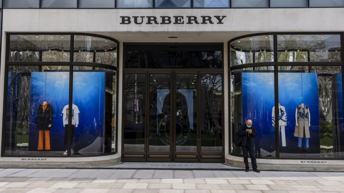 Burberry: Κόβει 1.700 θέσεις εργασίας – Το σχέδιο μείωσης κόστους και το στοίχημα να ξανακερδίσει πελάτες