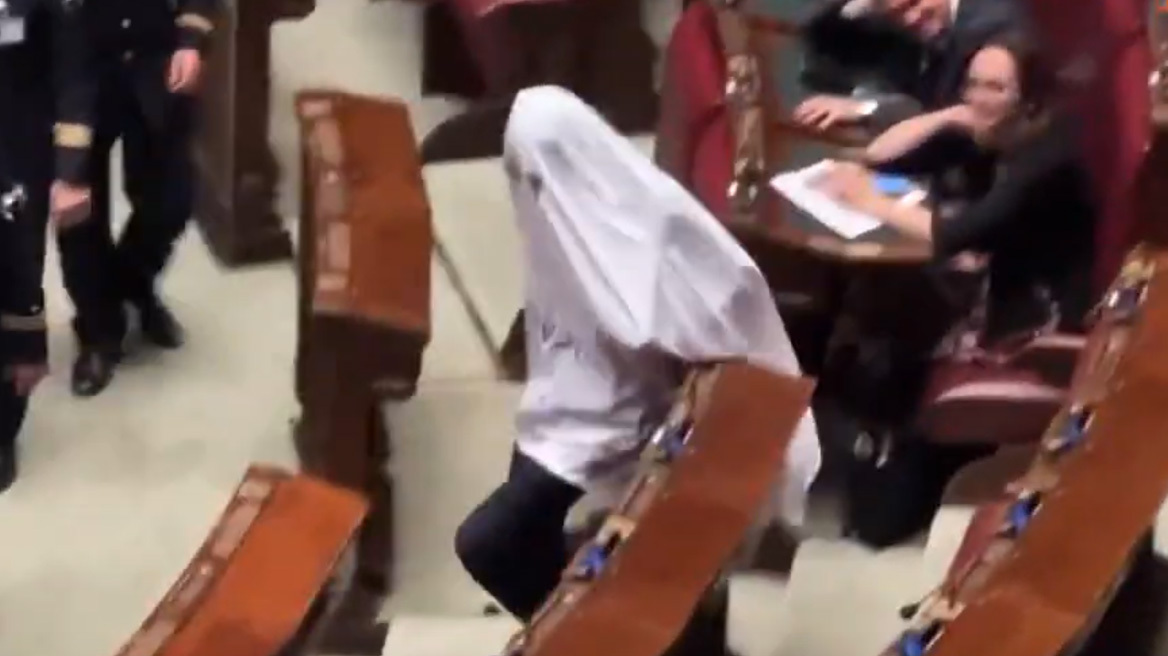 Βουλευτής στην Ιταλία ντύθηκε... φάντασμα και αποβλήθηκε από τη Βουλή - Δείτε βίντεο