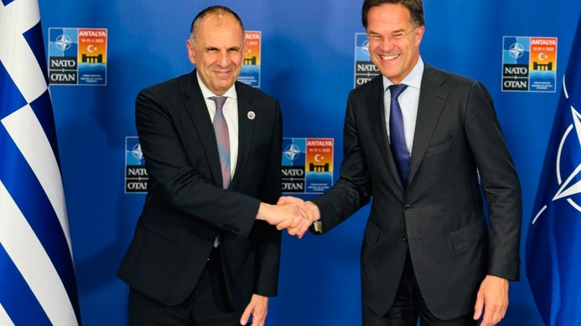 Συνάντηση Γεραπετρίτη με τον ΓΓ του ΝΑΤΟ Μαρκ Ρούτε στην Αττάλεια 