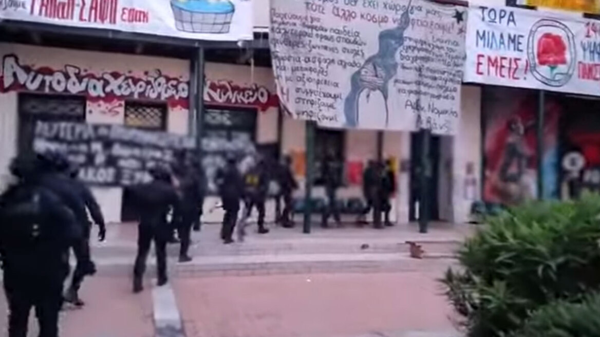 Η στιγμή που αστυνομικοί της ΟΠΚΕ κάνουν έφοδο σε χώρους της Νομικής Αθηνών