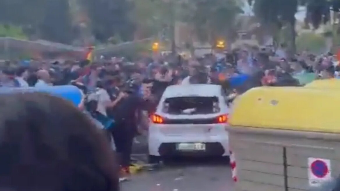 Βίντεο: Αυτοκίνητο έπεσε πάνω σε φιλάθλους πριν από το ματς Εσπανιόλ-Μπαρτσελόνα
