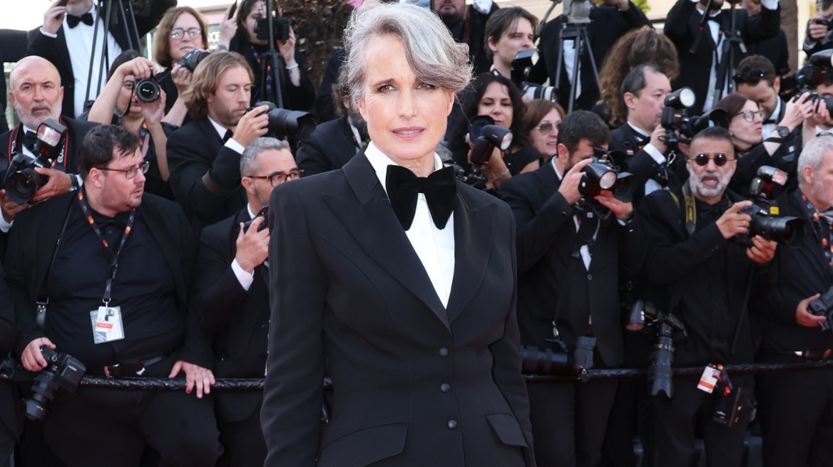 H Άντι Μακ Ντάουελ στο κόκκινο χαλί του φεστιβάλ των Καννών με κλασικό μαύρο σμόκιν
