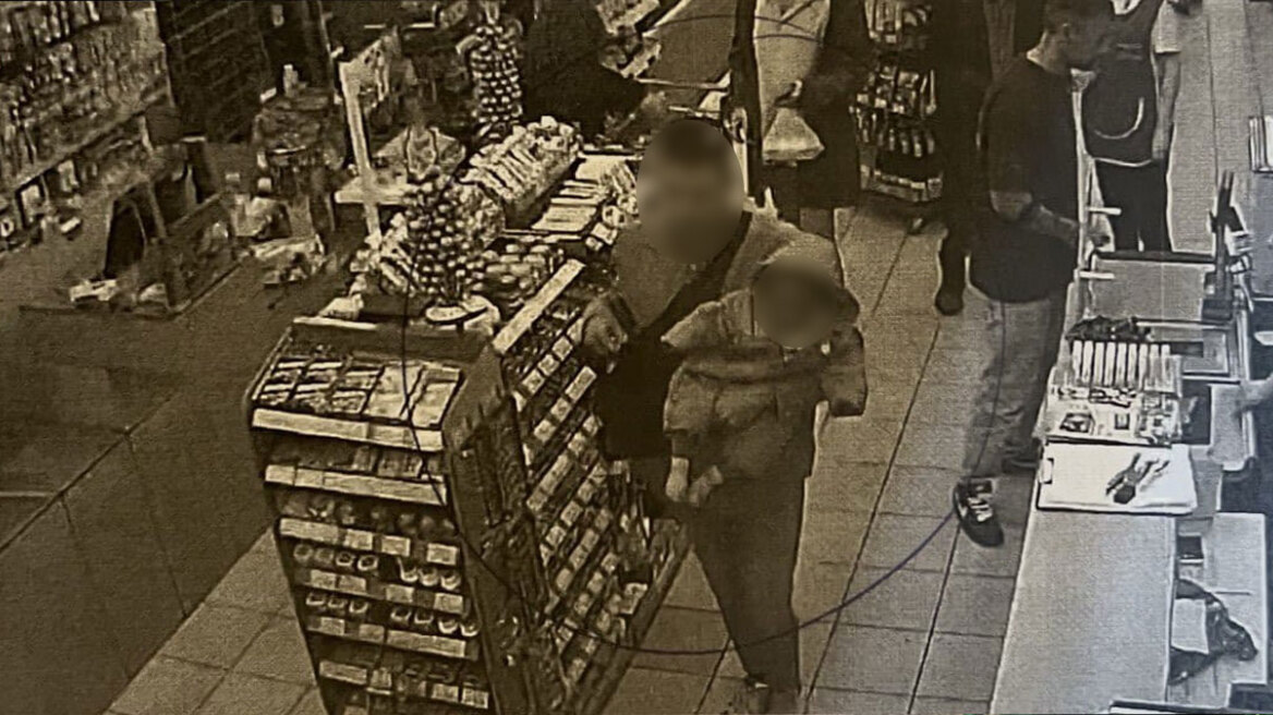 Φωτογραφίες ντοκουμέντο με τον άνδρα να κρατά αγκαλιά το 6 μηνών βρέφος στο σούπερ μάρκετ στον Άλιμο 