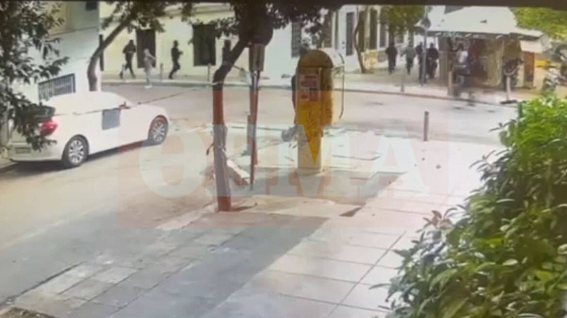 Δείτε βίντεο: Η στιγμή που άτομα βγαίνουν από τη Νομική μετά την επίθεση στον φοιτητή
