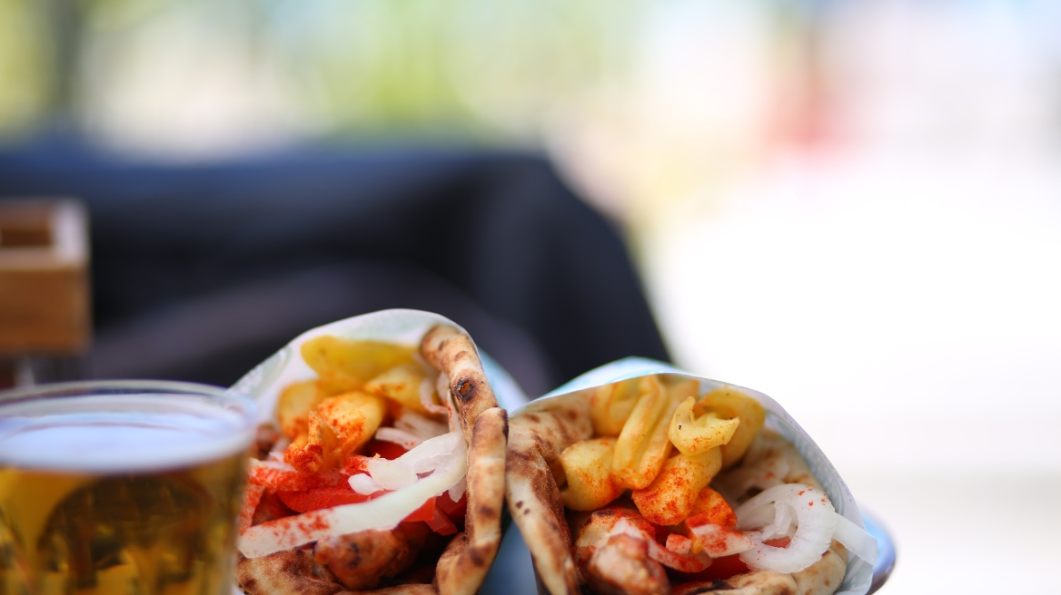 
Καραβασιολιός: Εδώ γευτήκαμε ένα από τα πιο νόστιμα σουβλάκια της Νάξου