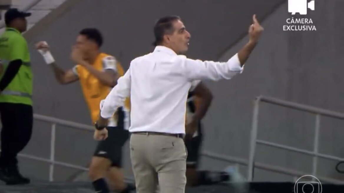 Copa Libertadores: Έγινε viral ο προπονητής της Μποταφόγκο, σήκωσε το... μεσαίο δάχτυλο μετά το γκολ της ομάδας του - Δείτε βίντεο
