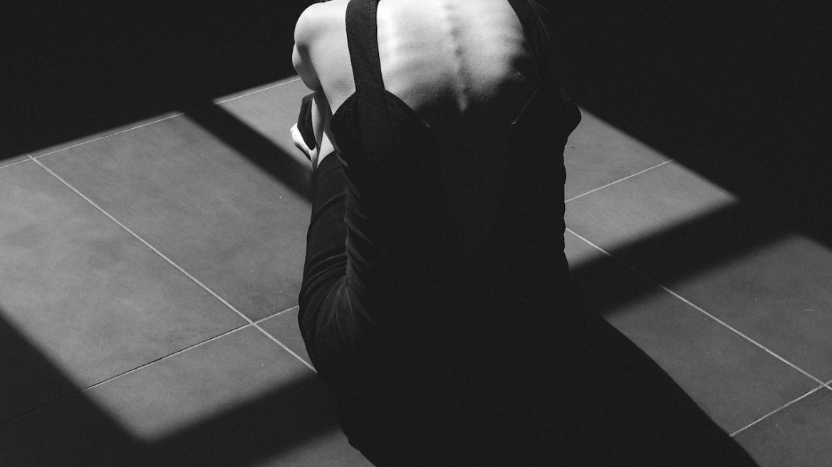 «Σε ναρκώνω και σε βιάζω για χρόνια»: Το μαρτύριο γυναίκας στη Βρετανία που θυμίζει την υπόθεση της Ζιζέλ Πελικό