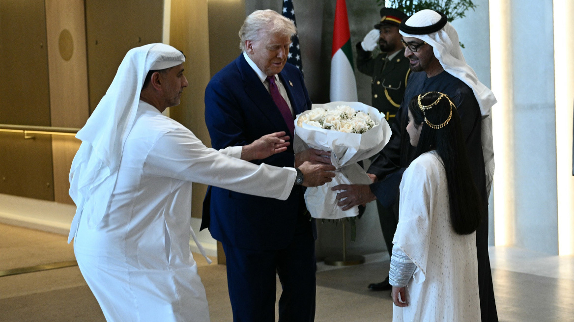 Ντόναλντ Τραμπ: Τον υποδέχτηκαν με στρατιωτικές τιμές και παραδοσιακούς χορούς στο Αμπού Ντάμπι