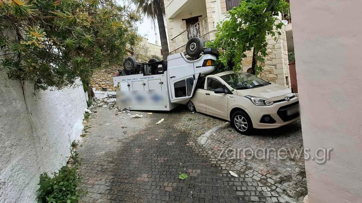 Φορτηγό τούμπαρε και έπεσε πάνω σε παρκαρισμένο ΙΧ στα Χανιά - Δείτε φωτογραφία