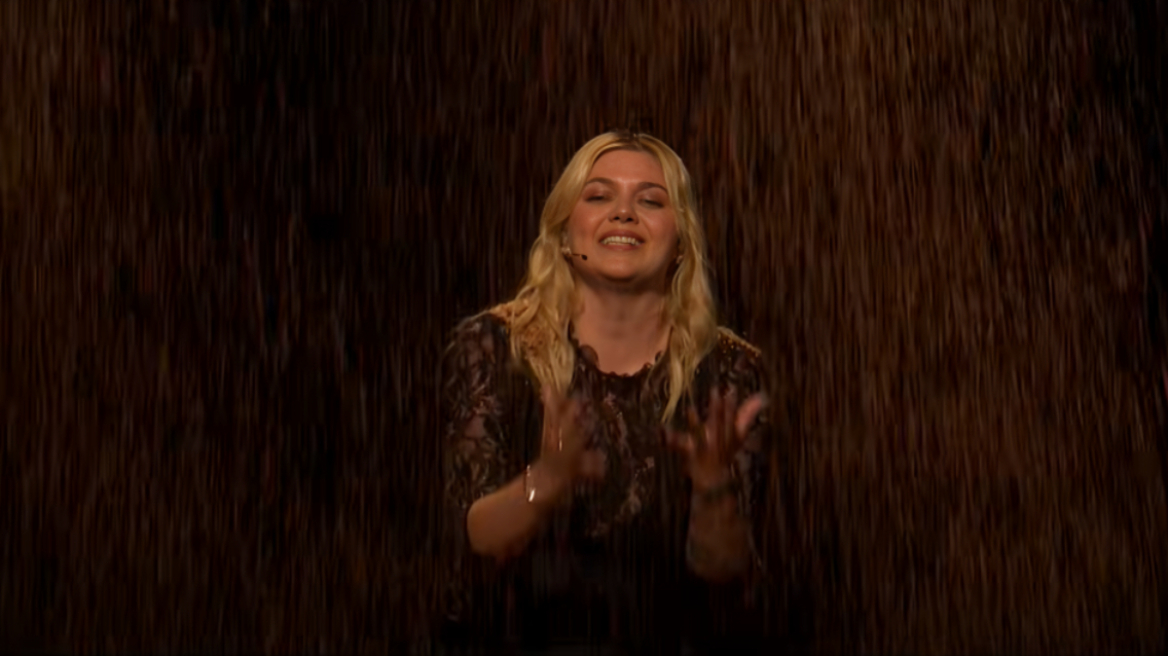 Eurovision 2025: Στήθηκε «γλέντι» στο Twitter για την εμφάνιση της Γαλλίας και την άμμο που έπεφτε στη σκηνή