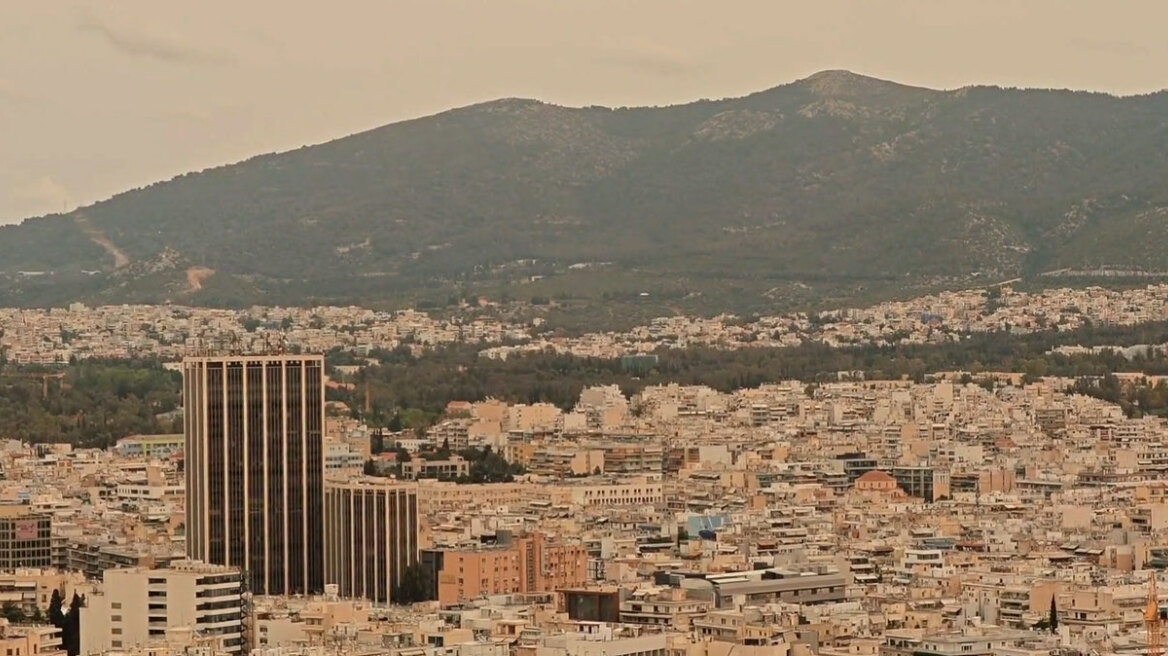 Καιρός: «Πνίγηκε» στην αφρικανική σκόνη η Αττική - Δείτε βίντεο και φωτογραφίες