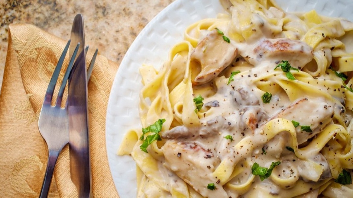 Φτιάχνουμε την πιο νόστιμη σάλτσα Αλφρέντο βήμα-βήμα