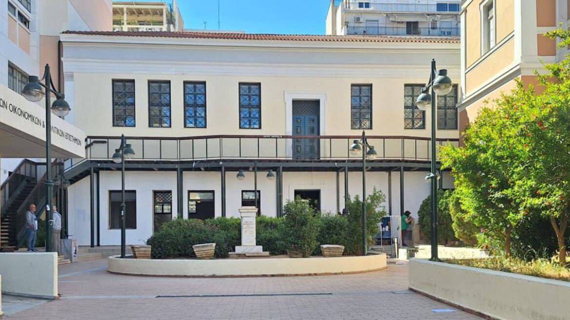 «Λίφτινγκ» στη Νομική - Καθάρισαν τους τοίχους από τα γκράφιτι και απομάκρυναν τα πανό, δείτε φωτογραφίες και βίντεο
