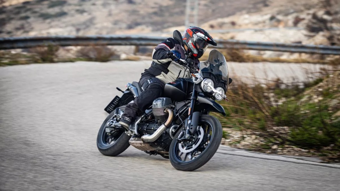 Δοκιμάζουμε την ταξιδιάρα Moto Guzzi V85 Strada - Πόσο κοστίζει στην Ελλάδα;
