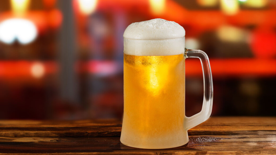 Ειδικοί αποκαλύπτουν τον πιο γρήγορο τρόπο να παγώσεις την μπύρα: Και δεν είναι η κατάψυξη (vid)